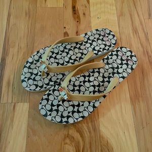 Coach flip-flop sandals, size 7-8. Pair in great condition! Cute golden bow.